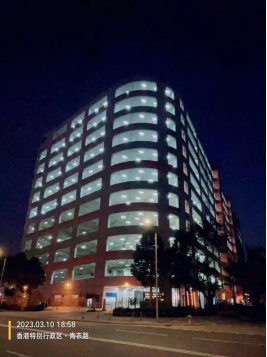 客戶香港倉庫的夜色大樓與包裝流水線順利完成調試后，我們的技術人員從深圳灣口岸返回。